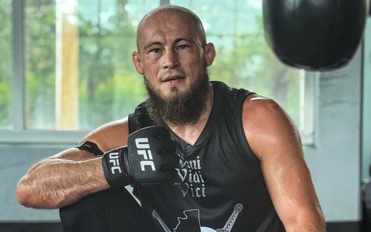Ринат Фахретдинов прокомментировал свое исключение из UFC Российский боец MMA Ринат Фахретдинов отреагировал на сообщения о своем уходе из UFC Спортсмен опроверг информацию об увольнении объяснив ситуацию завершением контракта Всех приветствую Да информация достоверная но есть одна помарка Нас никто не увольнял у нас просто закончился контракт И там по определенным причинам его не продлили Есть маленькие нюансы которые я не могу рассказать Для этого нужно целый подкаст записать чтобы рассказать все детали Ничего страшного не произошло заявил Фахретдинов в видеообращении в своем телеграм канале Читать полностью
