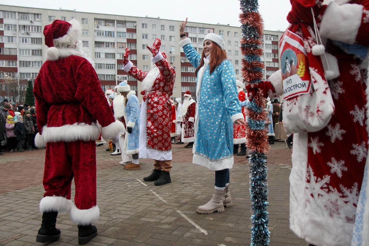 Парад Дедов Морозов и Снегурочек пройдет в Солигорске 25 декабря Начало в 15 00