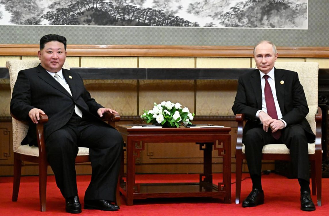 Ким Чен Ын направил письмо Путину в котором пообещал безусловно поддерживать политику президента РФ быть за него и за Россию сообщило ЦТАК Лидер КНДР отметил бесценность дружеских и товарищеских отношений с президентом РФ Он пообещал продолжать сотрудничество в стратегических интересах двух стран