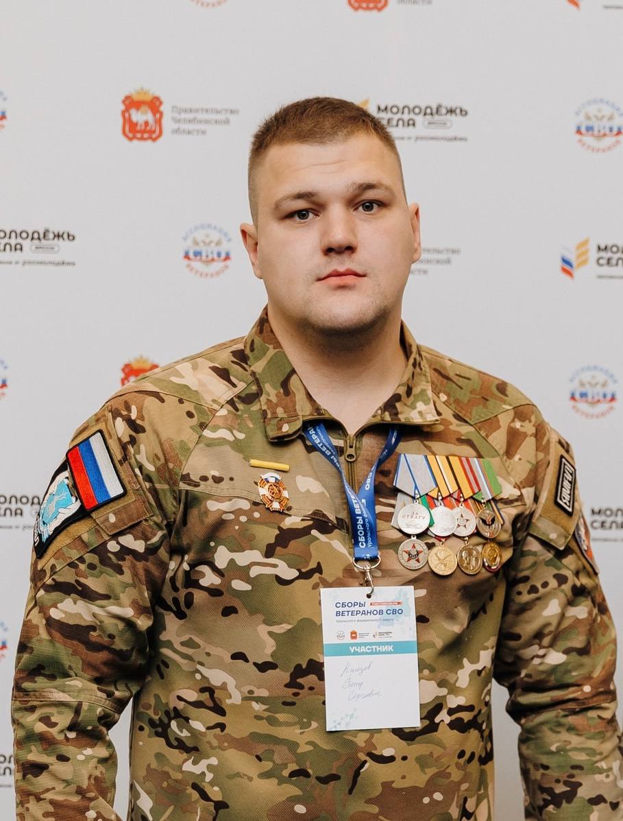 Определены победители регионального конкурса Герои среди нас Ими стали 25 ямальцев которые успешно прошли конкурсные испытания и стали лидерами народного голосования В номинации Служение Отечеству победил ветеран боевых действий Пётр Князев библиотекарь из Муравленко В 2022 году Петр Князев принял участие в специальной военной операции выполняя служебные задачи в зоне боевых действий на территории Луганской Народной Республики После тяжелого ранения осенью 2024 года был комиссован и вернулся к мирной жизни Сегодня он работает библиотекарем отдела обслуживания Центра интеллектуального развития детей и молодежи в городе Муравленко Конкурсант Окружного конкурса профессионального мастерства Библиотекарь года где он представляет проект СВОй батальон это патриотические встречи с участниками специальной военной операции и жителями Муравленко На этих встречах молодые люди слышат живые истории из первых уст о выборе ответственности службе поддержке тех кто рядом Церемония награждения состоится 9 декабря в Салехарде