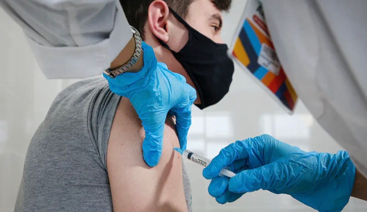 В США рассматривают введение максимального уровня предупреждения для вакцин от COVID 19 Управление по санитарному надзору за качеством пищевых продуктов и медикаментов США FDA намерено размещать на вакцинах от COVID 19 предупреждение типа черный ящик что означает самый высокий уровень опасности сообщило агентство Reuters со ссылкой на источники Черная ящик это наиболее серьезный тип предупреждения в котором указываются основные риски такие как побочные эффекты и ограничения Издание отмечает что план еще не утвержден и может измениться Подпишись на primulinmd