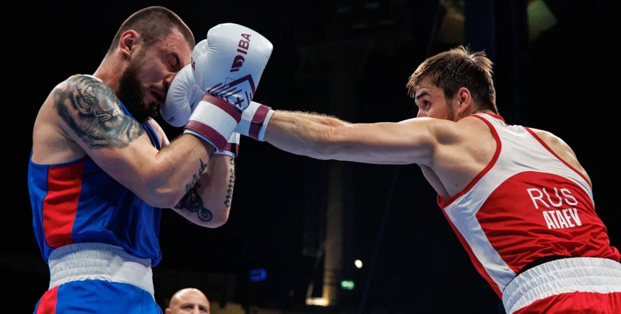 Все 13 российских боксеров в 1 4 финала чемпионата мира На проходящем в Дубае чемпионате мира по боксу среди мужчин во всех 13 весовых категориях представители сборной России выступающей под своим флагом добрались до четвертьфиналов Это первый подобный случай в истории отечественного бокса Во вторник барьер второго раунда преодолели Баир Батлаев до 51 кг Вячеслав Рогозин до 54 кг Андрей Пегливанян до 57 кг Илья Попов до 63 5 кг Сергей Колденков до 71 кг и действующий обладатель титула Шарабутдин Атаев до 86 кг Все они праздновали победу единогласным решением судей Днем ранее Евгений Кооль до 67 кг нокаутировал оппонента из Гвинеи Бисау в первом раунде единогласным решением победы праздновали Эдмонд Худоян до 48 кг Всеволод Шумков до 60 кг Исмаил Муцольгов до 75 кг еще один действующий чемпион мира Муслим Гаджимагомедов до 92 кг и Давид Суров свыше 92 кг И только Джамбулат Бижамов до 80 кг встретил ожесточенное сопротивление со стороны Ерасыла Жакпекова из Казахстана 4 1 В среду все 13 россиян проведут бои за выход в полуфинальную стадию семеро из них примут участие в дневной сессии а еще шестеро в вечерней Поддержим нашу сборную До 48 кг Эдмонд Худоян Коби Хант Австралия До 51 кг Фабрис Валери Маврикий Баир Батлаев До 54 кг Рафаэль Лосано Испания Вячеслав Рогозин До 57 кг Андрей Пегливанян Ругоберто Сигоке Мозамбик До 60 кг Арилсон да Силва Госалвес Бразилия Всеволод Шумков До 63 5 кг Илья Попов Габриэль Ортис Ривера Пуэрто Рико До 67 кг Заур Гахраманов Азербайджан Евгений Кооль До 71 кг Сергей Колденков Осорио Муксанга Мозамбик До 75 кг Алан Перри Шотландия Исмаил Муцольгов До 80 кг Джамбулат Бижамов Роберт Окака Кения До 86 кг Шарабутдин Атаев Акмалжон Исроилов Узбекистан До 92 кг Вагкан Нанитзанян Греция Муслим Гаджимагомедов Свыше 92 кг Мирзакир Кошалиев Киргизия Давид Суров бокс Мы в MAX