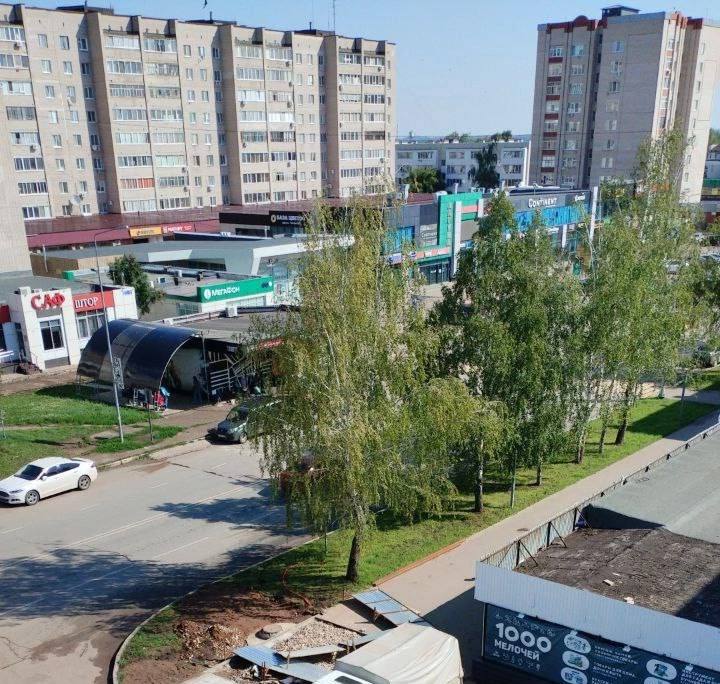 Жители 6, 8 и 11 микрорайонов г. Елабуги жалуются на отсутствие горячей воды. Как говорят горожане, коммунальные службы продлили срок отключения почти на месяц и указывают на нарушение нормативов. — Месяц без горячей воды, две недели трубы прокладывали, потом две недели шла опрессовка, включи горячую воду, ура! Теперь нет ни горячей, ни холодной уже неделю. В жеке говорят всё хорошо, это Водоканал, и наоборот. Звоним куда только можно, всё бесполезно. Не могу понять, везде вода есть, а у нас до пятого этажа так и не доходит. С отоплением тоже самое, воюю четвёртый год. Уже рыдать хочется! — пишет жительница Нефтяников, 16. По рассказам елабужан, исполком сетует на несколько порывов, из-за которых отсутствует горячее водоснабжение. Обещают сделать в течение недели. Летом начинается такая возня, надеемся, что Елабуга принимает участие в программах по модернизации инженерных сетей.