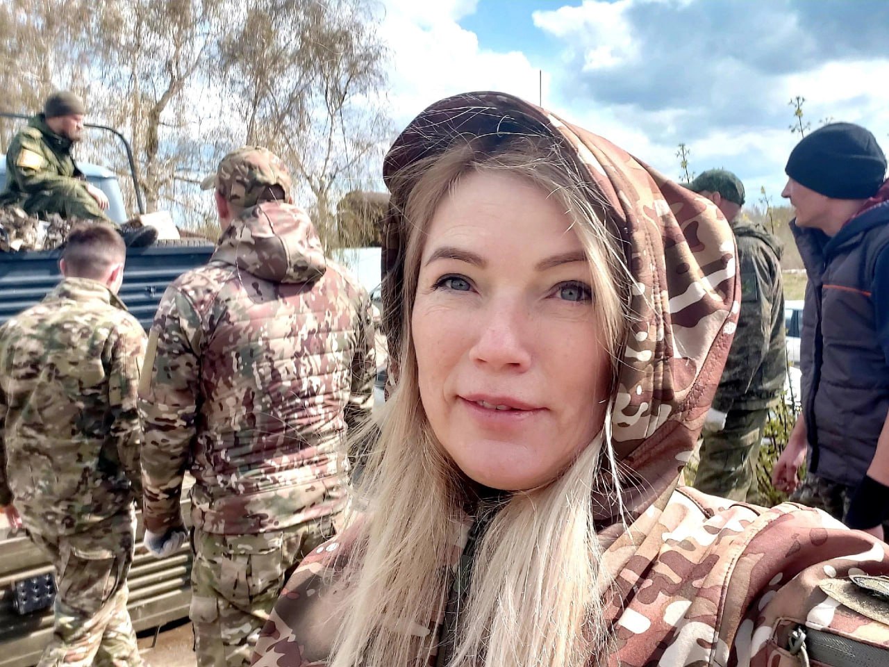 Депутат заксобрания Челябинской области Ольга Мухометьярова предложила учредить в России День фронтового кота «В зоне СВО кошки играют большую роль, борются с грызунами, положительно влияют на психологическое состояние бойцов», — объяснила она. После заседания Ольга Мухометьярова рассказала корреспонденту , что эту идею она привезла из зоны СВО. Она ссылается на то, что в Петербурге День фронтовых котов есть 8 июня : во время блокады Ленинграда животных съели, и город заполонили грызуны — после войны туда завозили кошек. Сейчас, по её словам, похожая ситуация в зоне СВО. «Я думаю, мы должны в первую очередь, конечно, участников и ветеранов обеспечить всеми мерами поддержки. Ну, ваше предложение тоже будет рассматриваться», — ответил ей сенатор Олег Цепкин. «Не служил — не кот», так и передайте своему пушистику.