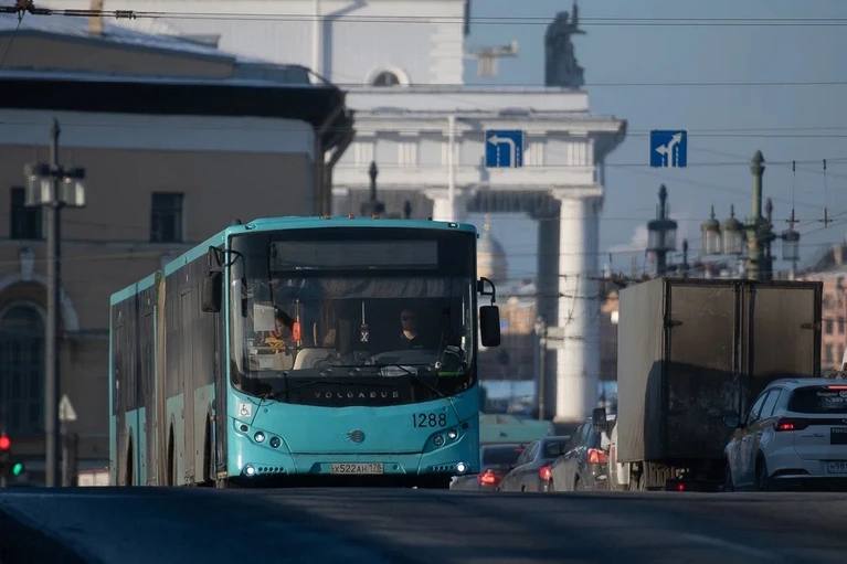 «Зайцев» в общественном транспорте Петербурга будут штрафовать на 1,5 тысячи рублей   Пока безбилетников штрафуют на 500 рублей, но уже в скором времени санкция может вырасти до 1,5 тысячи рублей. Соответствующий проект появился на сайте Смольного.  За провоз багажа и ручной клади без оплаты будут штрафовать на 1 тысячу рублей. Такой же штраф получат те, кто не подтвердит право на льготный проезд. Тем, кто перевозит детей «зайцами» тоже придётся выложить тысячу.   : Алексей Булатов   : СПб — отдай свой буст нам