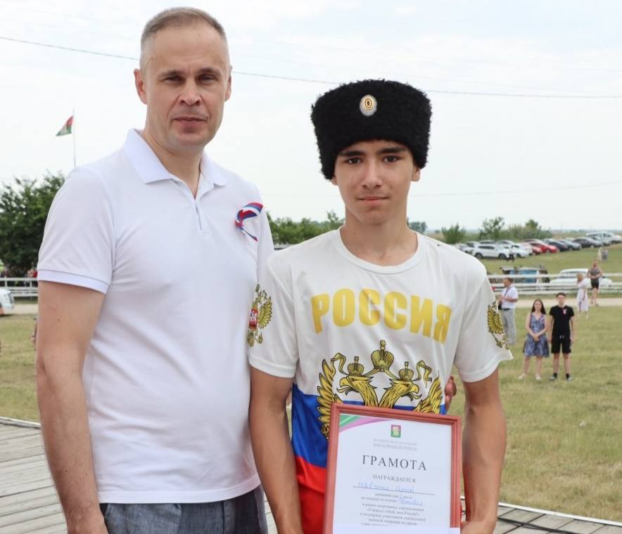 Наш Сергей Шевченко - представитель Гражданского хуторского казачьего общества - завоевал награду на скачках в Брюховецком районе Сергей Шевченко на лошади по кличке Фартовая занял второе место на дистанции 1200 метров заезд на призы главы Брюховецкого района , сообщает Telegram-канал Выселковского районного казачьего общества. Конно-спортивное соревнование «Горжусь тобой, моя Россия!» в поддержку участников СВО прошло в День России на территории музейно-туристского комплекса «Казачий остров» в Брюховецком районе. Программа спортивного праздника включала выступление фланкировочной группы, благотворительную ярмарку, консультации для желающих заключить военный контракт, скачки на различные дистанции, экскурсии по территории этнопарка, выступления творческих коллективов. Фото: «Администрация МО Брюховецкий район» «ВКонтакте» . Власть Советов