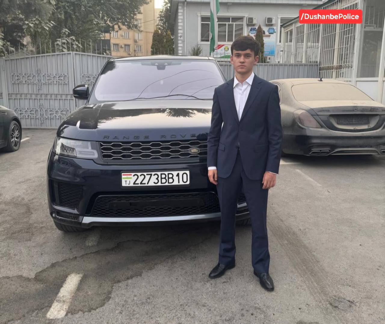 В Таджикистане студенту грозит отчисление из университета и запрет на восстановление в течение трех лет за то что он приехал на занятия на автомобиле Рендж Ровер По данным МВД республики нарушение связано с приказом Минобразования РТ который категорически запрещает студентам использовать личный транспорт для посещения учебных заведений Ибо нехрен понтоваться