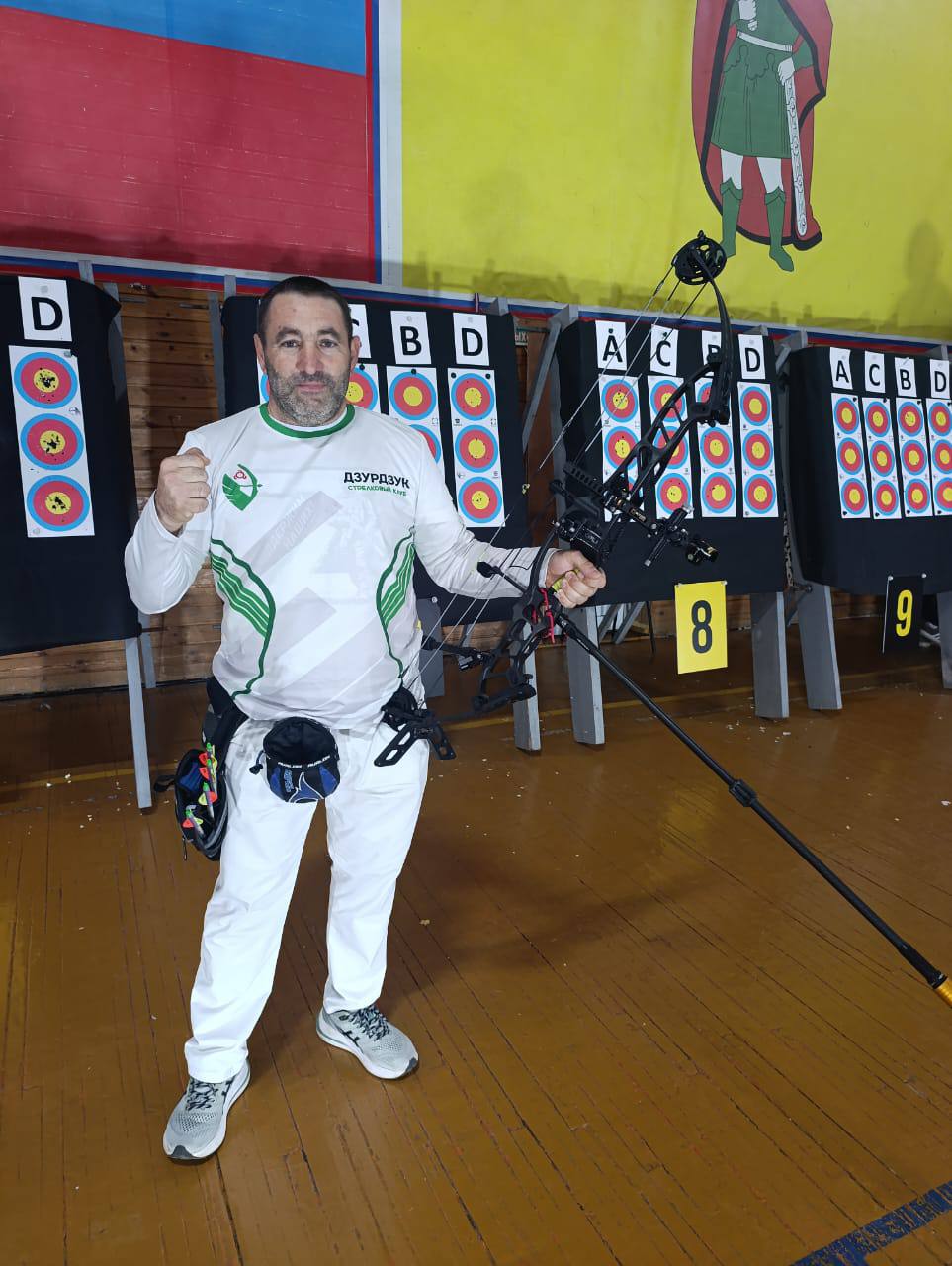 Новый мастер спорта России появился в Ингушетии Отличная новость пришла из Рязани где в эти дни проходит Всероссийский турнир по стрельбе из лука На призы Героя России Почетного гражданина города Рязани М Г Малахова спортсмен Федерации стрельбы из лука арбалета Республики Ингушетия из клуба Дзурдзук Умар Дашлакиев выполнил норматив мастера спорта России по стрельбе из лука Умар Дашлакиев спортсмен который всегда выделяется своей дисциплиной силой характера и стремлением к совершенству Он не раз стоя на пьедестале победителей доказывал что путь к успеху лежит через упорный труд ежедневные тренировки и веру в собственные силы На рязанских соревнованиях Умар проявил настоящую выдержку и мастерство продемонстрировав высокий уровень техники и точности который и позволил ему выйти на заветный спортивный уровень Его результат не только личная победа но и важное достижение для всей стрелковой школы Ингушетии Поздравляем Умара с заслуженным успехом и желаем ему новых побед крепкой воли и дальнейшего профессионального роста Пресс служба ФСЛА РИ