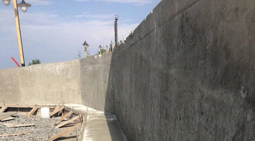На смотровой площадке Бердянска началось обустройство зоны отдыха «Скамья-лодка» «Сама скамья-лодка будет изготовлена из прочной древесины. Это будет очень красивое место для отдыха и досуга горожан и туристов», — сообщили в городской администрации. На площадке уже произведена заливка фундамента. Работы ведет компания из Твери в рамках проекта «Город на ладони». Проект направлен на создание комфортной городской среды и повышение туристической привлекательности Бердянска. Фото: пресс-служба администрации Бердянского городского округа , VK и ОК и читайте новости на нашем сайте