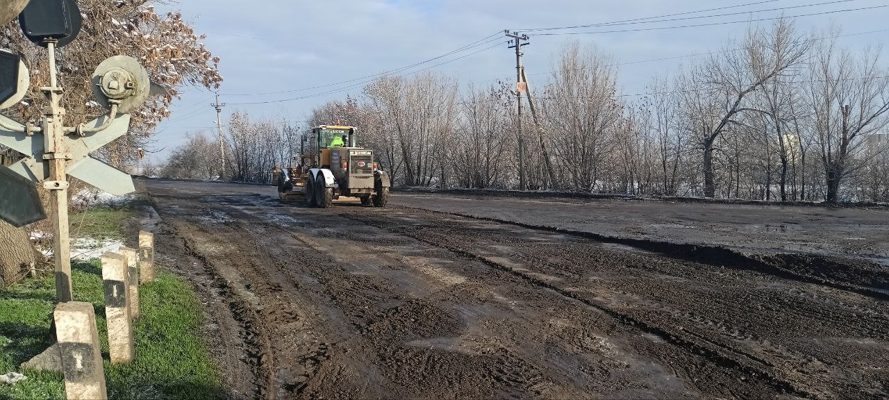 Улично-дорожная сеть Токмака приводится в порядок при содействии пензенцев  Работы проводятся в рамках плана по благоустройству подшефных муниципальных округов, разработанного регионом шефом и администрацией муниципального округа.    «Погодные условия позволили приступить к дорожным работам. Сейчас в Токмаке проводим грейдирование двух участков – 300 метров на улице Чкалова и 500 метров на Привокзальной. Задействуем комплекс дорожной техники, переданный нам пензенцами в прошлом году по поручению Губернатора Олега Мельниченко», -  пояснили специалисты.