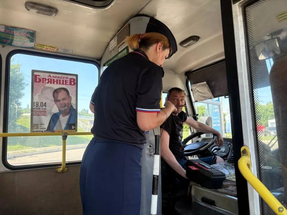 В Барнауле провели рейд на чистоту общественного транспорта. Специалисты проверили автобусные маршруты №1, 25, 27, 47, 53, 110, 144 и троллейбусный маршрут №7. На ряде маршрутов зафиксированы нарушения: в салонах обнаружены грязь и мусор, а также недостаточная чистота. Кроме того, инспекторы изучили документацию, включая путевые листы, лицензии на пассажирские перевозки, а также соблюдение водителями режимов труда и отдыха. Подписаться Прислать новость