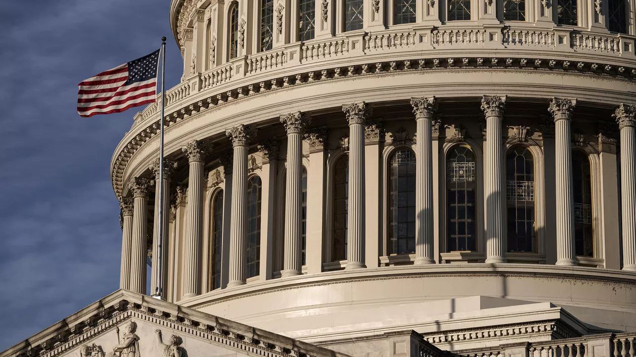 Законопроект о новых санкциях против России остается в повестке сената США, работа с Белым домом по этому вопросу продолжается, заявил лидер Республиканской партии в верхней палате американского конгресса Джон Тьюн. "Санкции против России находятся в нашей повестке дня. Мы ждем, работаем с Белым домом и координируем графики, чтобы убедиться, что мы сделаем это в правильное время с точки зрения переговоров между Россией и Украиной", - сказал он в интервью телеканалу Fox News. Оперативно о политике
