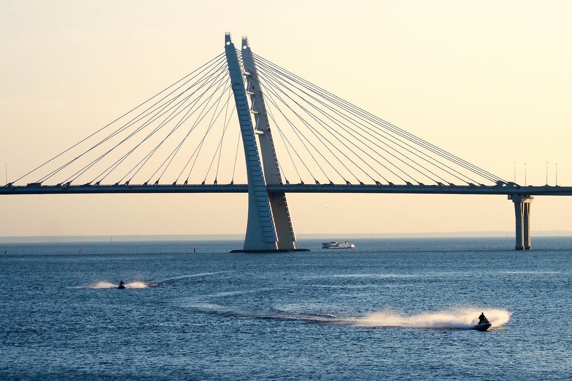 Циклон принес в Петербург кратковременные дожди 7 августа  Петербург 7 августа ощутит влияние холодной части циклона, центр которого находится над западом Баренцева моря. Об этом сообщил ведущий специалист центра «Фобос» Михаил Леус.  При переменной облачности местами пройдут кратковременные дожди. Дневной температурный фон останется близким к климатической норме.  Столбики термометров покажут 21–23 градуса. Порывистый ветер будет дуть с юго-запада со скоростью 4–9 м/с. Атмосферное давление подрастет и составит 761 мм рт. ст., что около нормы.  Фото: Майя Жинкина, Коммерсантъ