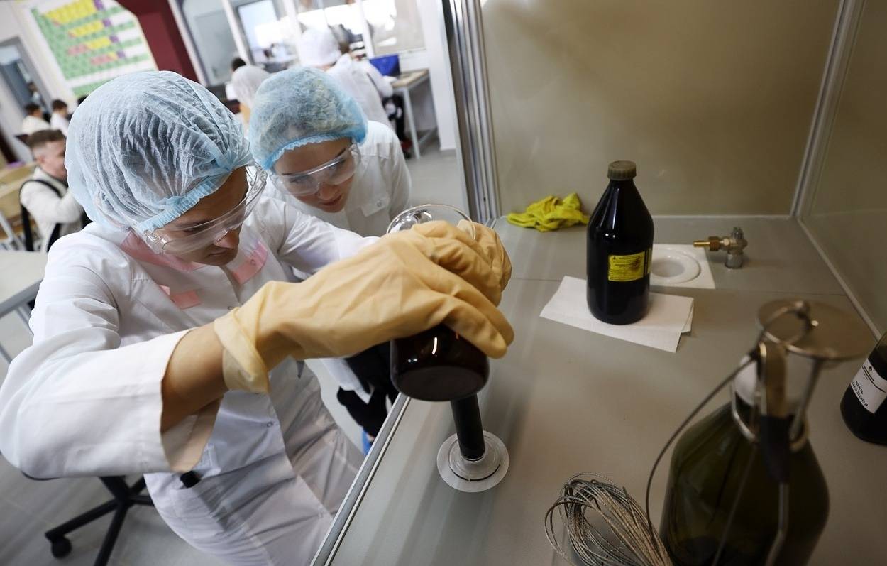 Искусственный интеллект ускорит оценку нефтегазовых коллекторов Учёные Казанского федерального университета разработали метод который в несколько раз ускоряет оценку газопроницаемости карбонатных пород ключевого параметра при поиске и разработке месторождений нефти и газа Подход основан на рентгеновской микротомографии и машинном обучении что позволяет анализировать образцы горных пород без долгих лабораторных измерений Нефтегазоносные породы коллекторы содержат микропоры через которые проходят флюиды нефть газ вода От их проницаемости зависит эффективность добычи Раньше для её оценки требовались недели экспериментов Новый метод использует цифровые томографические срезы кернов по ним алгоритм строит физико математическую модель способную быстро прогнозировать параметры проницаемости Разработка не заменяет лабораторные исследования но даёт возможность проводить оперативную предварительную оценку свойств пород прямо на этапе геологоразведки Это сокращает время принятия решений и повышает точность прогноза продуктивности месторождений нефтегаз технологии машиннообучение БИОЭНЕРГО Перейти на сайт