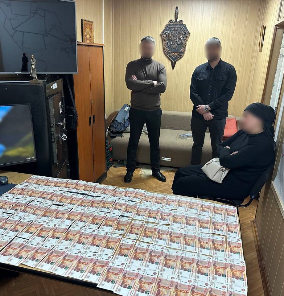 СТАВРОПОЛЬЧАНКА ОБМАНОМ ЗАСТРАХОВАЛА ЖИЗНЬ УЖЕ УМЕРШЕГО МУЖА, ЧТОБЫ ПОЛУЧИТЬ 5 МЛН РУБ.  Жительница аула Абрам-Тюбе провернула циничную аферу, но где-то просчиталась!   После смерти супруга женщина застраховала его жизнь  !  через мобильное приложение, а затем за 5 тыс. руб. судмедэксперт подделал дату и причину смерти. Дама получила страховую выплату 4,9 млн руб., но у старховщиков была чуйка и они обратились в органы. Но мадам и тут красотка: предложила сотруднику ФСБ взятку 500 тыс. руб.  денег-то валом! , чтобы закрыть проверку, но тот не взял! И теперь гражданочку судят по двум статьям - мошенничество и дача взятки. В общем, до 12 лет...   Вот где настигла истинная скорбь...