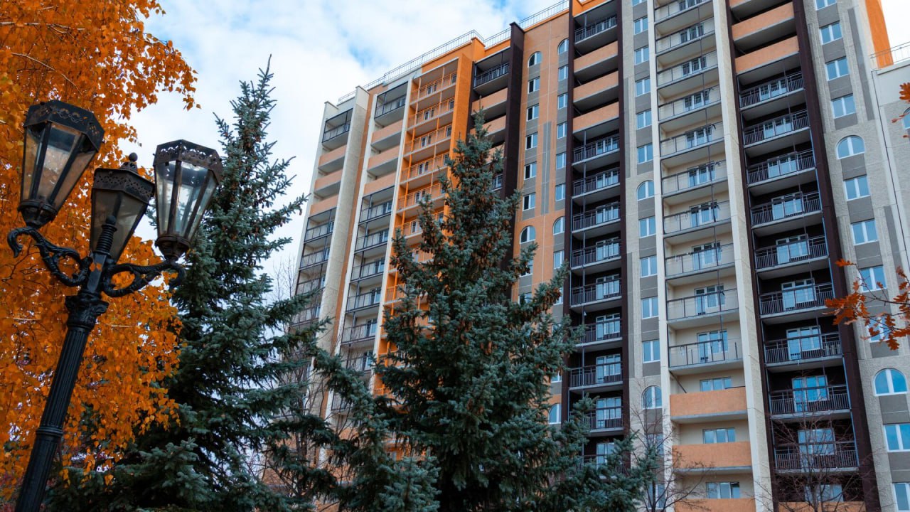 Основной ввод многоквартирного жилья за 5 лет сместился из Москвы и Подмосковья пишет РБК Подобную ситуацию фиксируют в Санкт Петербурге и Ленинградской области Одновременно растёт активность застройщиков в регионах В 2021 году общая доля этих четырёх рынков составляла 34 а по итогам 2025 го она не достигла 30 Подсчёты провели специалисты аналитического центра ЦИАН передаёт РБК Эксперты объяснили что смена лидеров обусловлена в том числе действием адресных программ льготной ипотеки обелением рынка жилищного строительства в целом и ростом доходов части населения В столичных же агломерациях девелоперы переориентировались на более дорогие новостройки возведение таких объектов рентабельнее чем в массовом сегменте Подписаться на Говорит Москва Telegram VK MAX