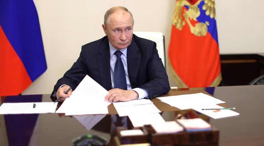 Президент России Владимир Путин по телефону заслушал доклады Главы Брянской области Александра Богомаза и руководителя РЖД Олега Белозерова о принимаемых мерах в связи с трагедией на железной дороге. О этом журналистам сообщил пресс-секретарь Президента Дмитрий Песков. «Владимир Путин переговорил по телефону с губернатором Брянской области Александром Богомазом и руководителем РЖД Олегом Белозеровым», — сказал он. Песков также сообщил, что Глава государства в течение всей ночи получал доклады о произошедшем в Курской и Брянской областях.