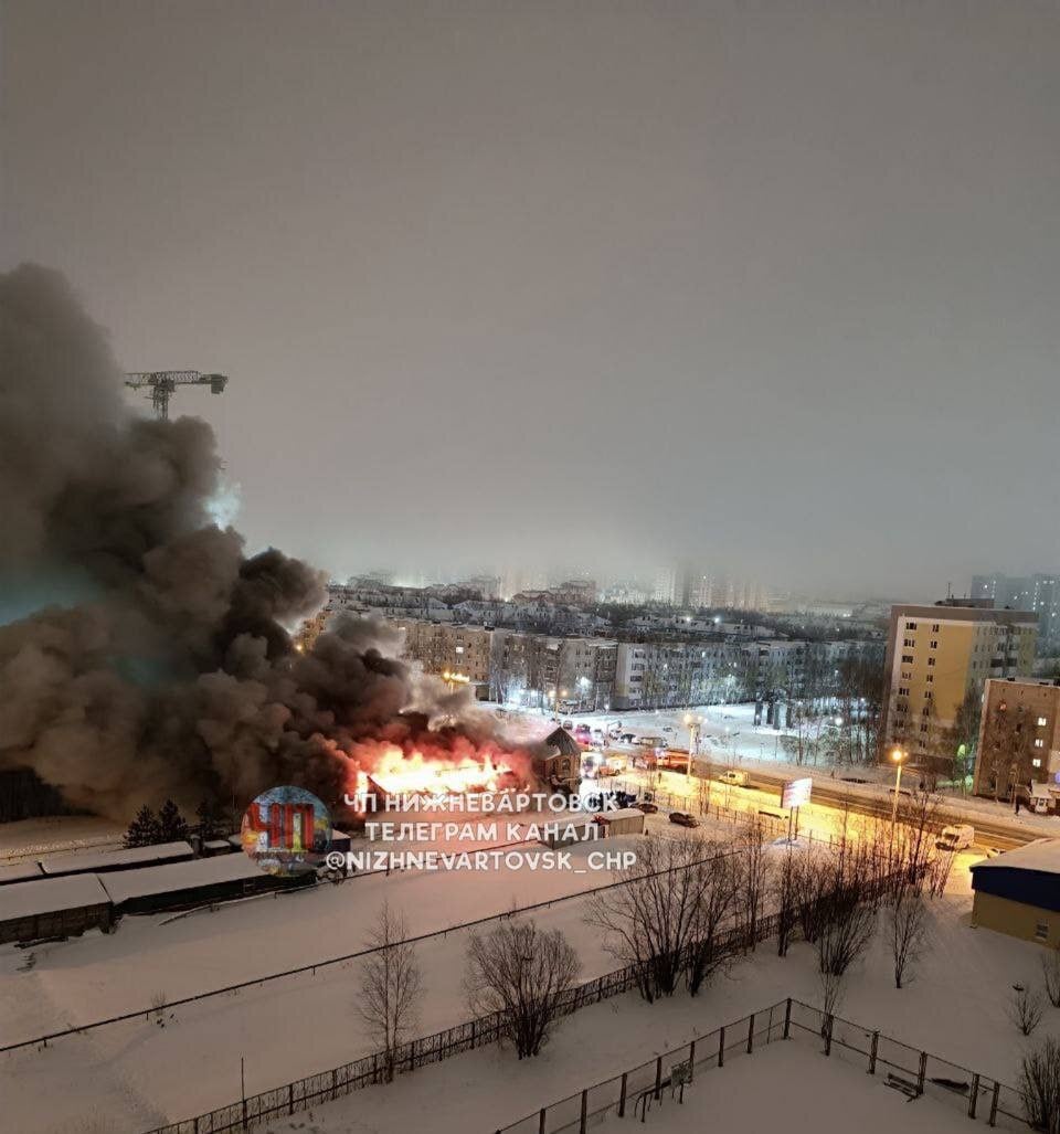 Сильный пожар в кафе «Нардхана» в Нижневартовске. Здание полностью охвачено огнем, крыша обрушилась. МЧС локализовало пожар на площади не менее 200 кв.м. Информации о пострадавших нет.