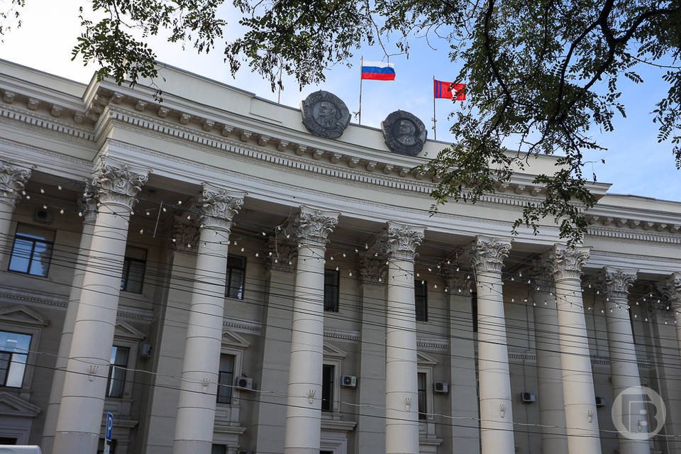 Два комитета объединили в администрации Волгоградской области В правительстве региона произошли структурные изменения Сегодня 6 ноября в администрации Волгоградской области произошли структурные изменения сообщает пресс служба регионального правительства Было решено объединить комитет архитектуры и градостроительства и комитет по управлению государственным имуществом в одно ведомство Объединенное структурное подразделение сохранит название комитета по управлению государственным имуществом Волгоградской области но будет выполнять функции и полномочия двух комитетов говорится в сообщении Новое ведомство начнет работу с 13 января 2026 года