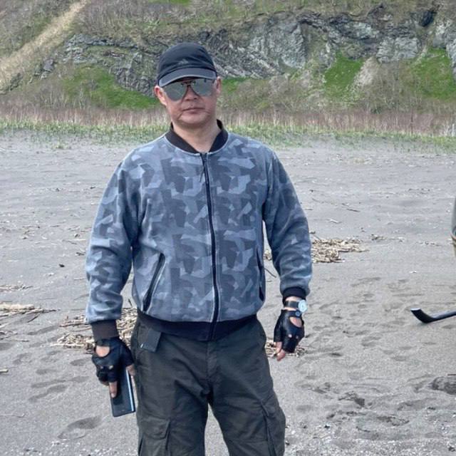 Миллионер посадил вертолет на вулкан на Камчатке и умер. Местный рыбопромышленник Игорь Кан повез знакомых полюбоваться красотами Кроноцкого заповедника, но в полете мужчине стало плохо с сердцем. 59-летний предприниматель посадил свой Robinson на склоне вулкана Крашенинникова и скончался, пишут Telegram-каналы. На борту еще находились шесть туристов. Спасатели добрались до места посадки, забрали тело пилота и эвакуировали пассажиров.