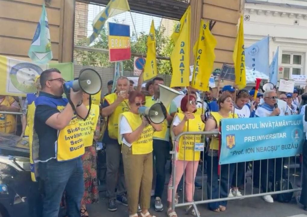 Учителя Румынии угрожают бойкотом начала учебного года В Румынии профсоюзы учителей заявили о готовности бойкотировать старт 2025–2026 учебного года. Решение озвучили лидеры отраслевых объединений после переговоров с премьер-министром Илие Боложаном и министром образования Даниэлем Давидом, сообщает IPN. Причиной недовольства стали недавние реформы, предполагающие увеличение учебной нагрузки на два часа в неделю, рост числа учеников в классах, изменение тарификации почасовой работы и новые подходы к финансированию системы образования. По словам профсоюзных лидеров, глава правительства их выслушал, но фактически не принял во внимание ключевые требования. Учителя намерены продолжить акции протеста и в среду. Илие Боложан, в свою очередь, отметил, что педагогам придется работать больше при прежнем уровне оплаты, однако правительство «открыто к упрощению системы», чтобы учителя могли сосредоточиться на учебном процессе.