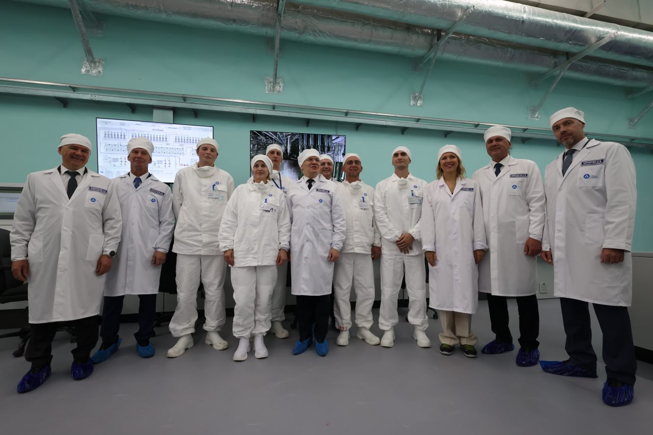 В Железногорске на Горно-химическом комбинате вместе с генеральным директором госкорпорации «Росатом» Алексеем Лихачевым приняли участие в запуске Опытно-демонстрационного центра по переработке отработавшего ядерного топлива.  Технологии, применённые здесь, уникальны. Переработка ОЯТ не только снизит экологические риски от накопления радиоактивных материалов, но и позволит расширить ресурсную базу атомной энергетики, поскольку на выходе получается новый вид топлива. При этом на ОДЦ полностью отсутствует сброс жидких радиоактивных отходов.  Очевидно, что атомная энергетика будет развиваться и тем острее встаёт вопрос утилизации ОЯТ. Решения – как вовлечь отработавшее топливо снова в оборот – ищут во всём мире. И именно наши железногорские атомщики максимально приблизились к созданию замкнутого ядерного топливного цикла.  Фото: "Страна Росатом"
