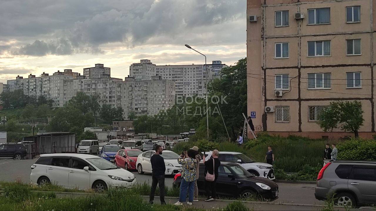 Прямо сейчас в районе Тихой продолжаются съемки фильма о бандитах «Обнальщик» 18+ Во Владивостоке вчера стартовали съемки восьмисерийной криминальной драмы «Обнальщик», режиссером которой является Борис Акопов. Сегодня съемки проходят в районе бухты Тихая, ранее они велись на Русском острове. Жители города могут вживую понаблюдать за актерами в образах и самим процессом издалека. В главных ролях снимаются Александр Яценко, Фёдор Кудряшов, Елена Николаева, Ольга Тумайкина и Игорь Миркурбанов. Сюжет разворачивается в 2013 году, когда Леша, готовящийся к стажировке в Китай для разработки своего приложения по торговле криптовалютой, сталкивается с серьезными испытаниями. Его семья вынуждена переехать на Дальний Восток, где отец Михаил оказывается в долговой яме и начинает использовать технологию сына для обналички миллионов у бандитов. Кроме того, 9, 10 и 11 июня запланированы съемки на территории рыбацких эллингов на улице Космонавтов, 17в, что ограничит проход на пляж вдоль скал. Далее съемки сериала продолжатся в Находке и Москве.