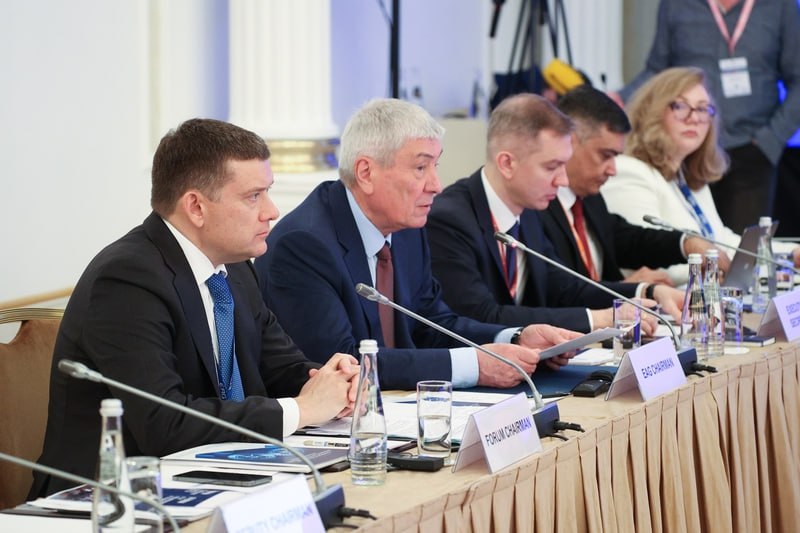 Провёл IV-й Форум парламентариев государств-членов ЕАГ - Евразийской группы по противодействию легализации преступных доходов и финансированию терроризма. Он проходит в Москве в рамках 42-й Пленарной недели ЕАГ. В Москве в эти дни собрались около 200 делегатов из 15 стран евразийского региона. Это не только парламентарии, но и представители финансовых разведок, профильных министерств и ведомств, крупных международных организаций. Отмечу, что председателем ЕАГ вот же 5 лет избирается директор Росфинмониторинга Юрий Чиханчин. Благодарю его за поддержку форума и за плодотворное сотрудничество с Советом Федерации в разработке новых законодательных мер! Основная цель ЕАГ – совершенствование защиты стран-участниц группы от финансовых угроз, которые несёт трансграничная преступность. Противостоять им мы можем только сообща, объединяя возможности «антиотмывочных» систем наших стран, гармонизируя законодательство. Как Председатель Форума парламентариев ЕАГ я вижу, что наша совместная работа в предыдущие годы даёт свои плоды: Мы делимся опытом по имплементации международных рекомендаций в национальное законодательство Регулярно проходят взаимные оценки «антиотмывочных» систем и впоследствии - устранение недостатков Обсуждаем с зарубежными коллегами новые законодательные инициативы. Так, во время выступления на Форуме я проинформировал коллег о результатах прошедшего недавно на площадке Совета Федерации круглого стола, посвящённого укреплению национальной и международной финансовой безопасности. Схемы и технологии финансовых преступлений в последние годы, к сожалению, стремительно совершенствуются. Парламентариям важно не отставать и наносить упреждающие удары. Недавно Группа разработки финансовых мер борьбы с отмыванием денег ФАТФ обновила свои рекомендации по защите глобальной финансовой системы. В ближайшее время нам предстоит внести изменения в соответствии с этим документом и в свои национальные законодательства.