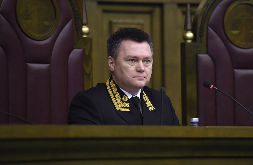 Верховный суд России предложил поправки исключающие необходимость опираться на Европейскую конвенцию о правах человека Пленум Верховного суда РФ рассмотрел вопрос о внесении изменений в отдельные постановления Пленума и о признании утратившим силу постановления Пленума от 27 июня 2013 года 21 которое регулировало применение судами общей юрисдикции Конвенции о защите прав человека и основных свобод от 4 ноября 1950 года и Протоколов к ней Поправки подготовленные Верховным судом исключают обязательность учета ЕКПЧ и практики ЕСПЧ при толковании российского законодательства Все прежние отсылки к ЕКПЧ решениям ЕСПЧ и документам Совета Европы будут заменены ссылками на Международный пакт о гражданских и политических правах Изменения затронут широкий круг вопросов сроки и условия содержания под стражей назначение мер пресечения защиту репутации свободу выражения мнений и антикоррупционные нормы Вместе с тем утрачивает силу постановление Пленума 21 от 2013 года которое ранее устанавливало правила применения Конвенции в судебной практике российских судов общей юрисдикции Корректировки связаны с изменением международно правового статуса России В 2022 году Россия прекратила членство в Совете Европы и заявила что не будет исполнять постановления ЕСПЧ вынесенные после 15 марта 2022 года Поправки направлены на приведение судебной практики в соответствие с новыми реалиями и устранение международных обязательств которые больше не действуют для России Европейская конвенция о правах человека ЕКПЧ была подписана в Риме 4 ноября 1950 года и вступила в силу 3 сентября 1953 года и стала первым инструментом который сформировал и придал обязательную силу правам провозглашенным во Всеобщей декларации прав человека Она закрепляла основные права человека включая право на жизнь свободу и личную неприкосновенность свободу выражения мнений защиту частной жизни запрет пыток и дискриминации Для обеспечения соблюдения этих прав был создан Европейский суд по правам человека ЕСПЧ куда граждане могут обращаться с жалобами на нарушение их прав если национальные суды не обеспечили защиту Со временем Конвенция дополнялась протоколами расширяющими перечень защищаемых прав например право на собственность свободу выборов а также совершенствовала процедуры работы суда Фото Верховный суд РФ Председатель ВС Краснов