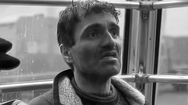 Актер Артур Арутюнян из фильма Брат скончался в Петербурге 5 февраля в Санкт Петербурге скончался актер Артур Арутюнян известный по роли безбилетного пассажира в фильме Брат Причиной смерти стал инфаркт сообщил портал kino teatr ru со ссылкой на бывшую супругу артиста Валентину Коновалову Артур Арутюнян умер вечером 5 февраля в Елизаветинской больнице от инфаркта сообщила Коновалова  Арутюнян родился в 1957 г и окончил Ереванский театральный институт в 1981 г Его карьера была тесно связана с Петербургом где он также снимался в фильмах Гений и Жертва для императора а также в сериале Улицы разбитых фонарей Кадр из фильма Брат Telegram Max