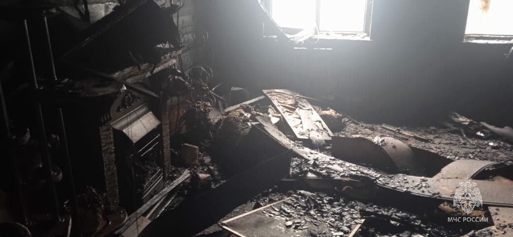 На пожаре погиб мужчина Днём 17 мая поступило сообщение о пожаре по адресу: Тукаевский район, посёлок совхоза Татарстан, улица Песчаная, дом № 9. По прибытии пожарных подразделений происходило открытое горение одноэтажного бревенчатого жилого дома раземарми в плане 10 х 15 м. В ходе тушения пожарные обнаружили тело 63-летнего мужчины и ликвидировали открытое горение на площади 150 кв.м. Причина пожара устанавливается.