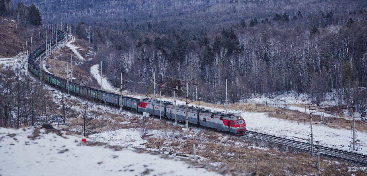 В селе Сосновка на железнодорожных путях произошла серьезная авария Сильный грохот в ночь на 14 ноября был слышен жителями продолжительное время В районе были замечены экстренные службы Подробности уточняются Прислать свою новость на Дерзкий Хабаровск