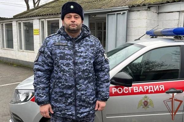 Сотрудник Росгвардии в Кизляре спас семью с ребёнком попавших в ДТП Старший прапорщик полиции Нариман Мамедов стал свидетелем аварии по пути на службу водитель автомобиля двигавшегося впереди не справился с управлением и врезался в дерево Оперативно прибыв к месту происшествия росгвардеец обнаружил что водитель заблокирован в салоне из за заклинившей двери Внутри также находились трое пассажиров среди которых был годовалый ребёнок Нариман Мамедов сумел открыть дверь освободил всех пострадавших и оперативно оценив их состояние самостоятельно доставил семью в ближайшую больницу
