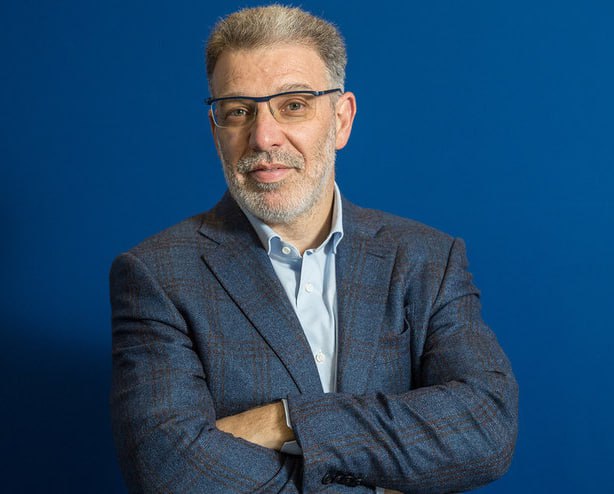 Арестован IT-миллиардер и сооснователь компании IBS Сергей Мацоцкий по делу о даче взятки в особо крупном размере. Ему грозит до 15 лет тюрьмы. В 2020 году он вышел из IBS и основал собственный IT-холдинг «ГС-Инвест». Кроме того, он занимал место в совете директоров «Вымпелкома». Мацоцкий находился на 18-м месте в списке IT-миллиардеров России. UPD: Мацоцкий арестован заочно. Он скрывается за рубежом и объявлен в розыск.