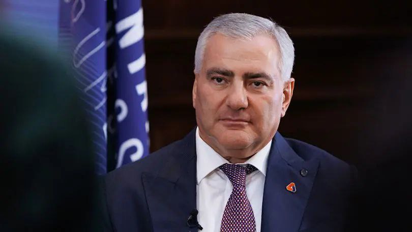 Самвел Карапетян единогласно избран председателем партии Сильная Армения Об этом сообщила пресс секретарь движения По нашему Марианна Каграманян Съезд партии состоялся 11 февраля В ходе заседания делегаты также избрали новый состав совета Официальная презентация политической силы пройдет 12 февраля в 13 00 в спортивно концертном комплексе имени Карена Демирчяна Во время мероприятия будет объявлено имя кандидата партии на пост премьер министра rusyerevantoday