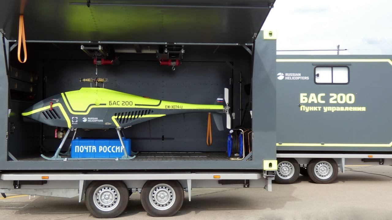 Операторам дронов в России придется получать права В удостоверении будут отметки по типу дрона самолёт планёр дирижабль винтокрыл powered lift или аэростат Для получения прав потребуется обучение в авиаучебном центре полет на дронах и в симуляторах сдача теории а также высшее техническое или естественно научное образование и минимум год опыта работы с БАС Изменения должны вступить в силу с 1 марта 2026 года и действовать до 1 сентября 2031 года В отрасли инициативу критикуют В RunAvia напомнили что пока нет центров с утверждёнными программами для тяжёлых дронов www iphones ru iNotes operatoram dronov v rossii pridetsya poluchat prava новости iphonesru