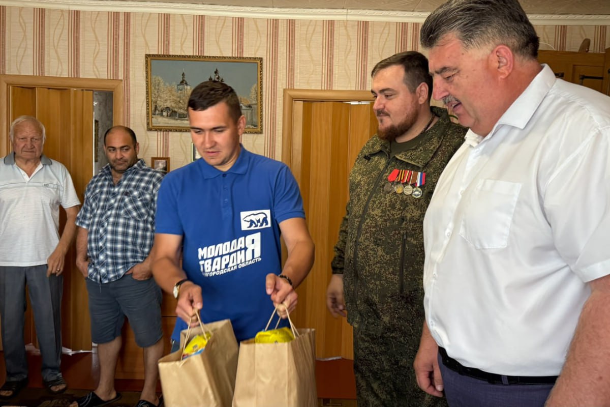 Единоросса Евгения Михайлюкова, служившего в военном подразделении для «блатных», выдвинули в кандидаты в депутаты на выборы в Белгородскую областную думу.   Михайлюков является действующим депутатом «Единой России» в горсовете Белгорода и руководит региональным штабом «Молодой гвардии».   В партийном списке на выборы в Белгородскую облдуму, которые пройдут в сентябре 2025 года, он идёт следом за губернатором Вячеславом Гладковым и гарантированно станет депутатом.    Ранее в октябре 2024 года Михайлюков подписал контракт с Минобороны РФ. Белгородский депутат вступил в бригаду беспилотной авиации ГРОМ «Каскад», которой командует депутат Госдумы Дмитрий Саблин.  В это подразделение вступают депутаты, их дети и публичные личности, чтобы пройти службу вдали от фронта, а затем строить свою карьеру как участники войны.    В феврале 2025 года командующий бригадой Саблин наградил Евгения Михайлюкова медалью «За ратную доблесть».    5 июля депутат на своей странице во «ВКонтакте» объявил о своём возвращении из «зоны СВО».    Кроме того, на фотографиях в соцсетях Михайлюков часто одет в военную форму с медалями. Из пяти медалей на его форме «Пепел» смог опознать только две: «За ратную доблесть» и медаль с эмблемой подразделения ГРОМ «Каскад».    По словам секретаря генсовета «Единой России» Владимира Якушева, в выборах депутатов Белгородской областной думы от его партии участвуют пятеро участников войны в Украине.    Подписаться на «Пепел»