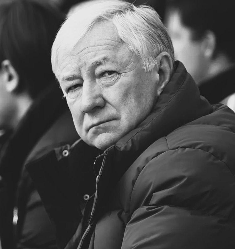На 86 м году жизни скончался бывший главный тренер национальной сборной России по футболу Борис Игнатьев msk1 news пишет что в декабре 2024 года у него диагностировали онкологическое заболевание новообразование в желудке Тренерскую карьеру Игнатьев начал в 1973 году а в 1996 году сменил Олега Романцева на посту наставника сборной России Последним местом работы было московское Торпедо где он с 2013 по 2018 год занимал должность вице президента