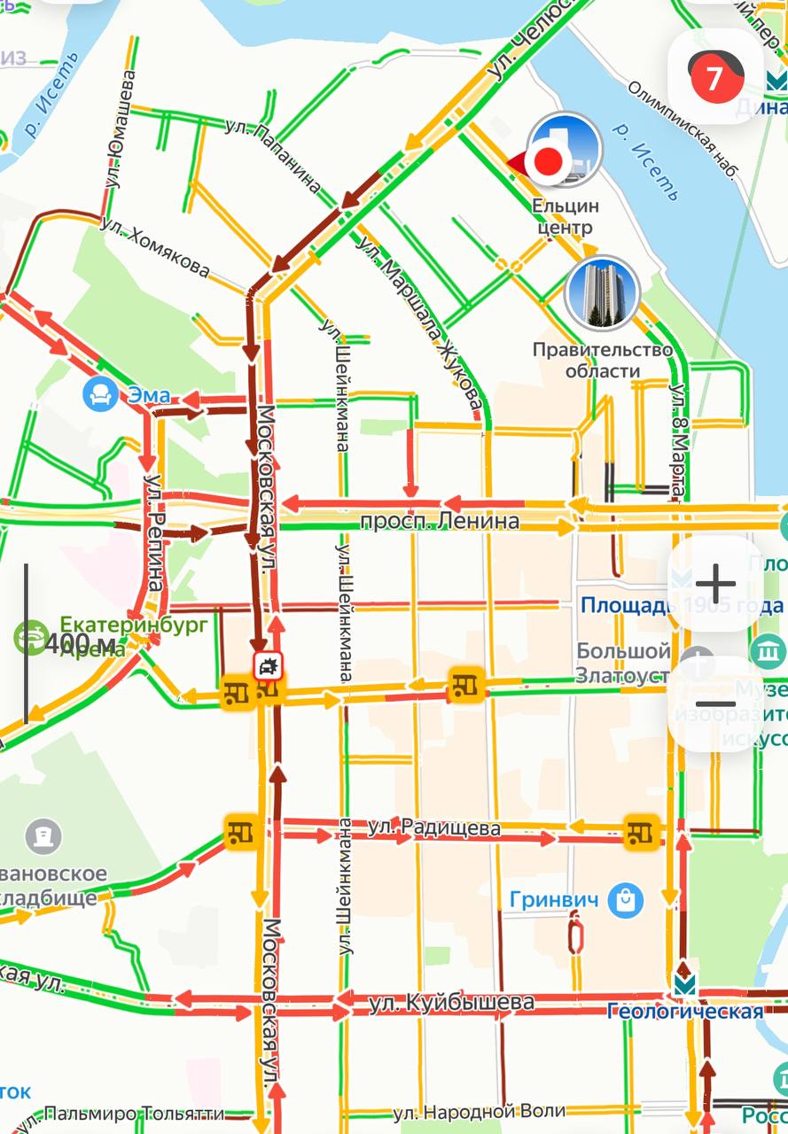 Екатеринбург встал в пробки в разгар рабочего дня  Карты показывают 7 баллов. Движение затруднено на перекрестке Московская-Ленина и близлежащих улицах. По данным сервиса «Яндекс.Карты», в городе уже произошло около десяти аварий.  Подробнее о том, как снегопад опять парализовал дороги — здесь.   Фото: «Яндекс.Карты»    Новости из Екатеринбурга