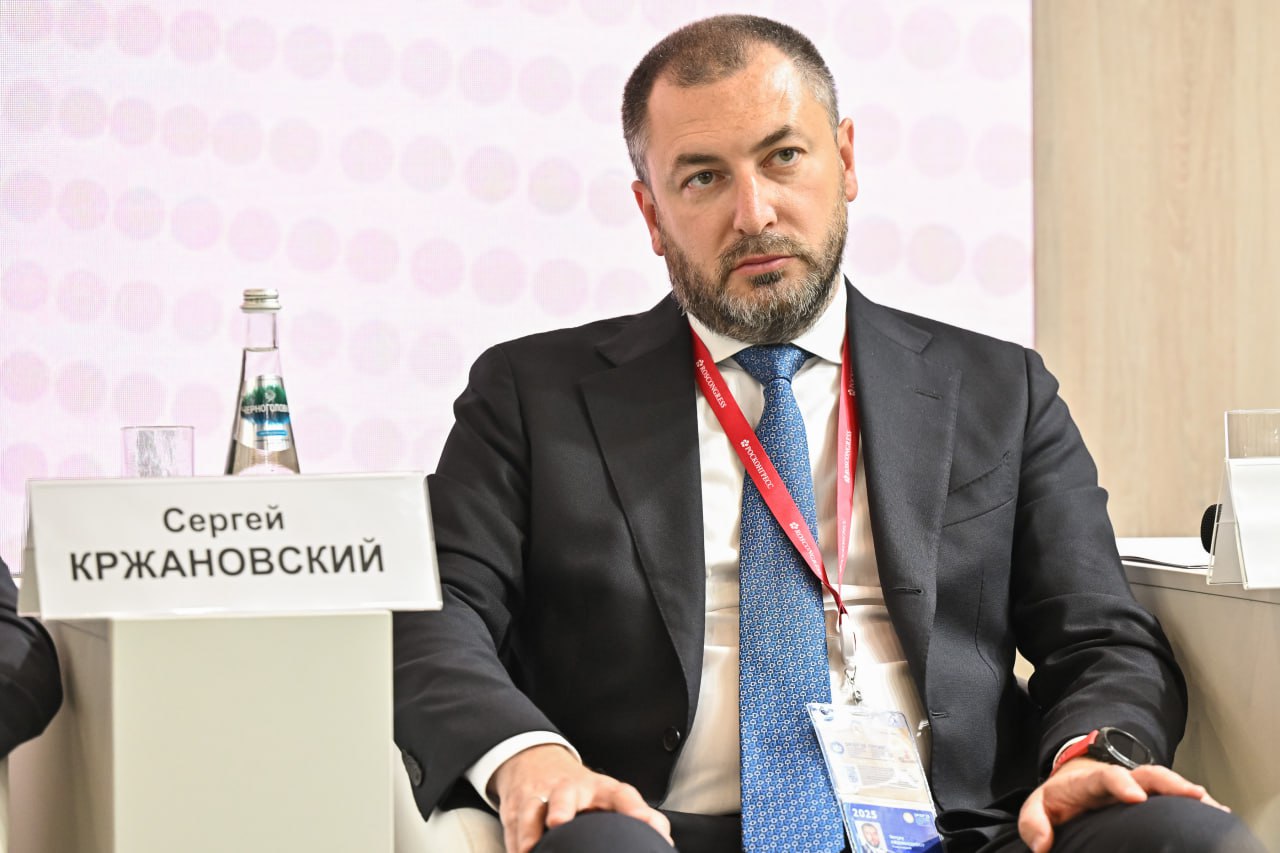 Комплексный подход к развитию сферы ЖКХ повысит ее эффективность а также качество оказываемых услуг Об этом заявил член генсовета Деловой России GR директор ГК Росводоканал Сергей Кржановский на рабочем совещании комитета по строительству и ЖКХ Госдумы Высокий уровень износа отраслевой инфраструктуры и недостаточная эффективность механизмов поддержки требуют комплексного подхода к повышению результативности сектора Задача должна решаться не замещением изношенных элементов сети или строительством единичных объектов а через улучшение общего состояния системы оказания коммунальных услуг повышения уровня их надежности и качества подчеркнул делоросс Участники встречи отметили что в регионах нужно создавать высокоэффективные предприятия ЖКХ По их словам корректировка тарифных ставок мешает повышать эффективность сферы ЖКХ и привлекать новые инвестиции Согласно прогнозам до 2030 года объем вложений в отрасль должен составить 4 5 трлн руб