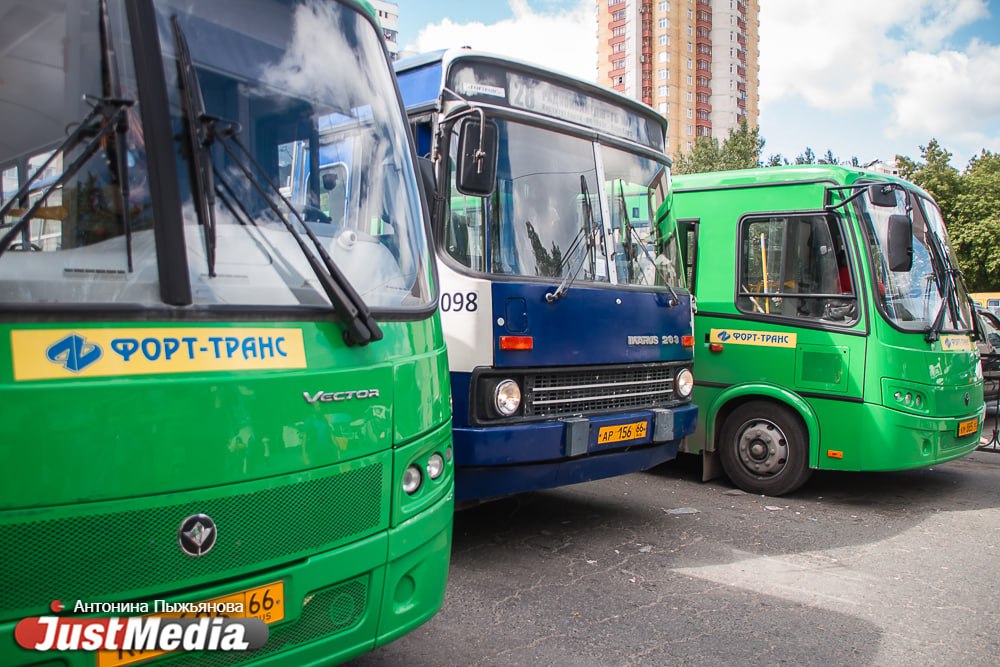 В Екатеринбурге снова перенесли транспортную реформу. Перевод на брутто-контракты не будет запущен с 1 октября.  «Действительно, к 1 октября мы хотели перевести весь транспорт на систему брутто-контрактов. Начали мы с электрического транспорта. Сейчас нам необходимо посмотреть, как эта система работает, поскольку все деньги поступают в бюджет. Процесс перевода на брутто-контракты непростой, и мы подкорректировали сроки. Но до конца года весь наземный транспорт будет переведен на эту систему работы», — заявил глава Екатеринбурга Алексей Орлов.