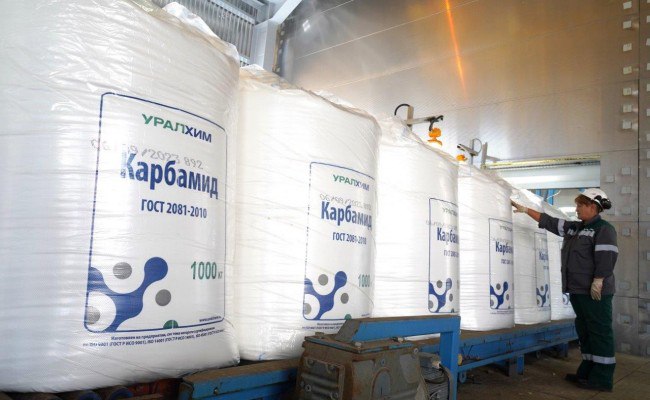 РОССИЯ И ИНДИЯ ДОГОВОРИЛИСЬ ПОСТРОИТЬ СОВМЕСТНЫЙ ЗАВОД УДОБРЕНИЙ Компания Уралхим заключила меморандум о сотрудничестве с тремя индийскими производителями удобрений Rashtriya Chemicals and Fertilisers India Potash и National Fertilizers Документ подписан в ходе официального визита Владимира Путина в Индию Стороны планируют создать совместное предприятие на территории России По данным отраслевых изданий новый завод по производству карбамида мочевины может быть построен на Таманском полуострове в Краснодарском крае Место для завода выбрано неслучайно рядом строится специализированный портовый терминал для экспорта аммиака и минеральных удобрений Премьер министр Индии Нарендра Моди заявил что такое партнерство способствует обеспечению продовольственной безопасности и поддержке фермеров Он также выразил уверенность в успешном развитии совместного производства Нефтяная и горная промышленность