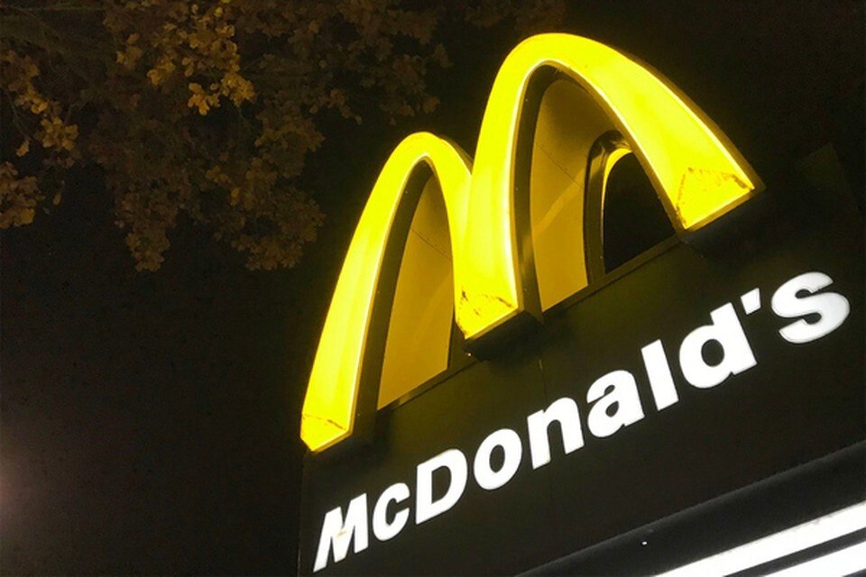 Полиция Нидерландов застрелила 15 летнего подростка в McDonald s Все произошло на глазах у посетителей включая детей Полицейский в городе Капелле ан ден Эйссел провинция Южная Голландия застрелил 15 летнего подростка подозреваемого в вооруженном ограблении Перед выстрелом офицер неоднократно приказал подростку остановиться и выбросить оружие но тот попытался скрыться Инцидент произошел 21 сентября 2025 года в ресторане McDonald s На место выехали экстренные службы включая медицинскую травматологическую бригаду доставленную вертолётом За происходящим наблюдали посторонние в том числе дети Наши соцсети taplink cc themoscowpost