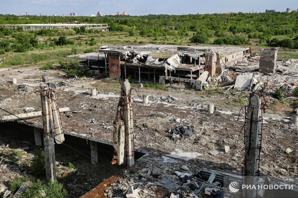 Разработан план восстановления аэропорта в Донецке, сообщил министр транспорта республики Александр Бондаренко во время прямой линии.  С учетом степени разрушений работа займет не год, не два и не три. Мы разработали поэтапный план. Сначала разбор завалов, разминирование и разработка зональности. Нам важно увязать аэропорт с той застройкой, которая появится на территории ДНР.  Также Бондаренко рассказал, что все автовокзалы республики в скором времени начнут "приводить в порядок", сейчас идет инвентаризация.     / Все наши каналы