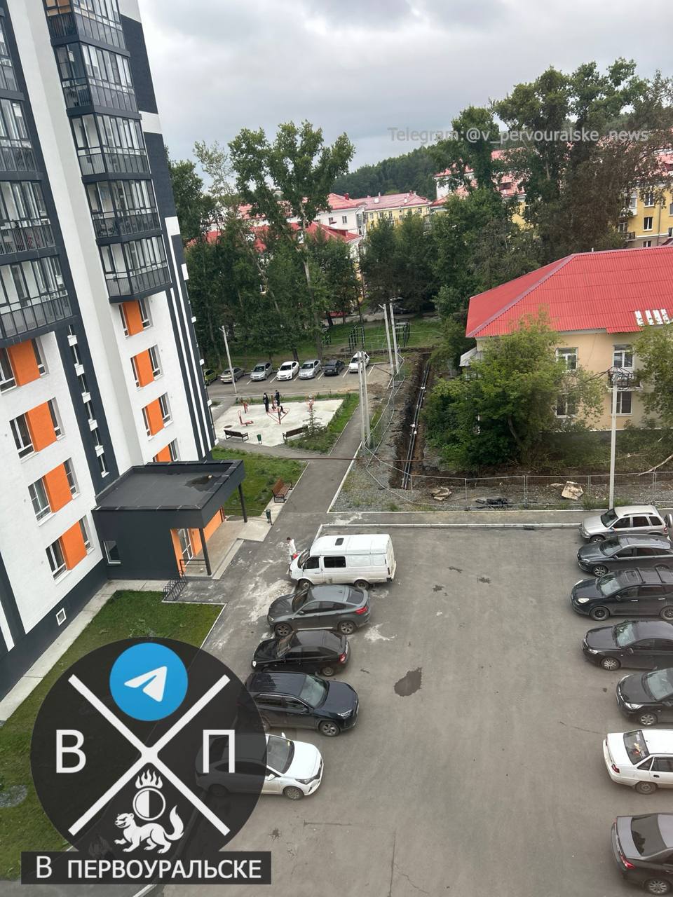 В Первоуральске жители дома месяц сидят без горячей воды. О проблеме сообщили подписчики с Папанинцев, 22. Они рассказали, что воду выключили 30 июня, а обещали вернуть 16, потом срок перенесли на 25 июля. На дворе уже 30 июля. Бестолочи, вы там научитесь в срок работы выполнять? Подписывайся Чат