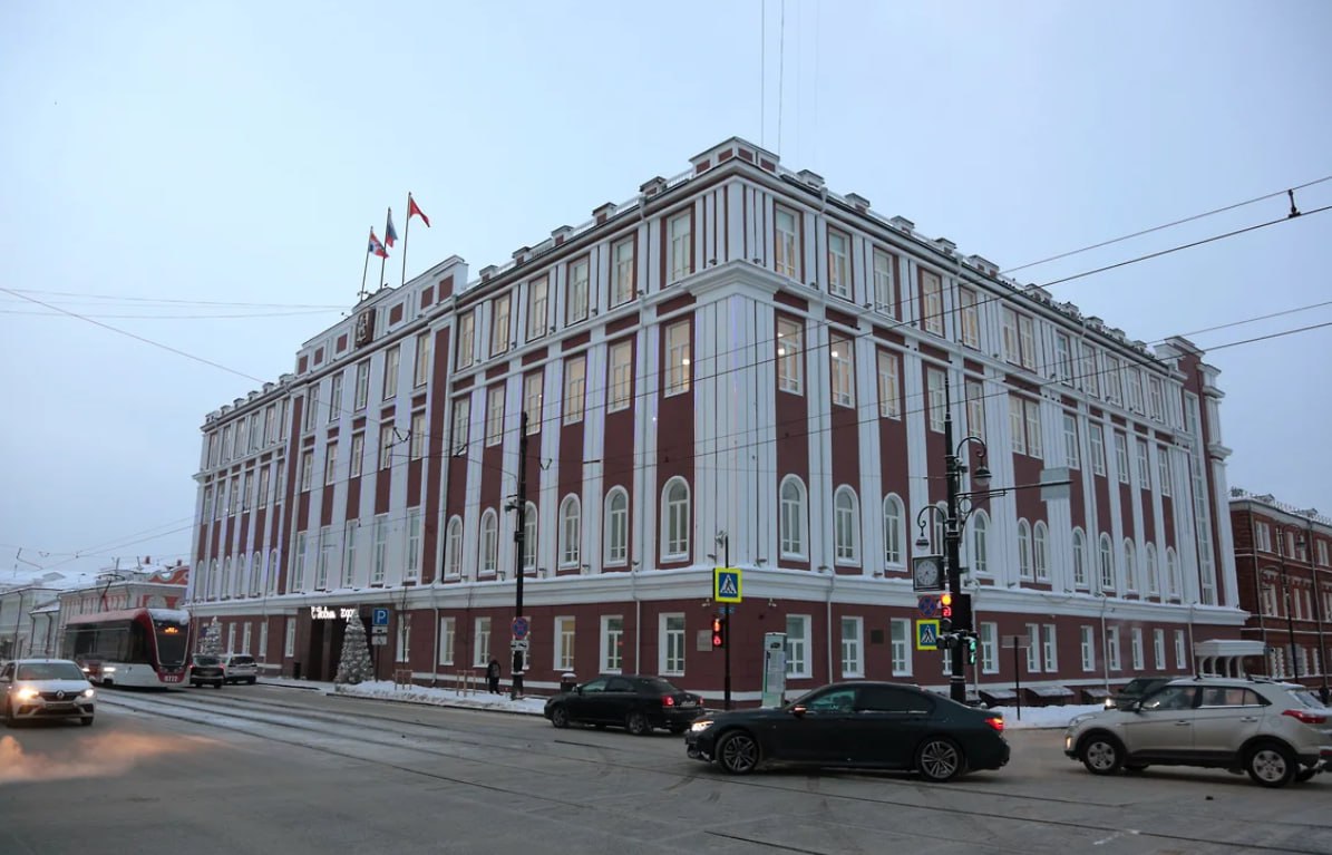 Мэрия Перми создаст аналог краевого Центра управления регионом Администрация Перми создает Муниципальный центр управления города Перми это следует из недавнего постановления властей Согласно документу МКУ Муниципальный центр управления города Перми будет базироваться по адресу администрации на ул Ленина 23 Учреждение займется своевременной качественной обработкой и анализом обратной связи от населения размещенной в соцсетях Также организация станет информировать жителей о деятельности администрации Перми и муниципальных учреждений в соцсетях и интернете
