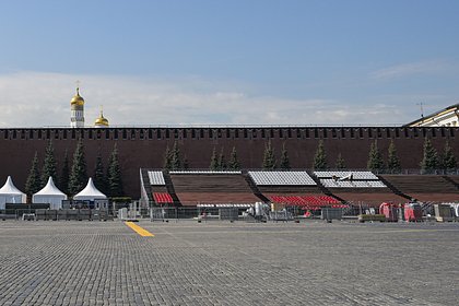 Депутаты Европарламента из ФРГ захотели приехать в Москву на 9 Мая Пять евродепутатов на этой неделе приедут на парад в честь 80-летия Победы в Великой Отечественной войне. Об этом написало издание Der Spiegel. В публикации уточняется, что в Москве депутаты Европарламента из ФРГ захотели провести переговоры с парламентариями и другими представителями политики и культуры. В составе делегации — депутаты ЕП от немецкой партии «Альянс Сары Вагенкнехт» BSW Рут Фирмених и Михаэль фон дер Шуленбург. «Двухдневный визит в Москву вместе с тремя другими депутатами Европарламента из Чехии, Кипра и Словакии состоится во время объявленного Россией прекращения огня», — отмечается в статье. С 00:00 по московскому времени 8 мая вступило в силу перемирие в зоне спецоперации СВО , объявленное в конце апреля российским лидером Владимиром Путиным. Оно приурочено ко Дню Победы и продлится три дня, до 00:00 11 мая.
