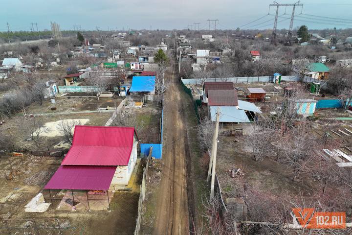 Тракторозаводский районный суд Волгограда по требованию прокуратуры изъял из незаконного владения местной жительницы 14 соток земли в  СНТ «Мичуринец», передает V102.RU.  По информации прокуратуры региона, администрация Волгограда в 2024 году по заявлению местной жительницы согласовала передачу ей в собственность земельного участка в границах СНТ.    - В обоснование права на льготное получение участка гражданкой представлен необходимый пакет документов, в том числе сведения о ее членстве в СНТ «Мичуринец», а также выписка из протокола общего собрания членов товарищества, на котором якобы принято решение о распределении данного участка в пользу заявительницы.  В дальнейшем участок предоставлен женщине бесплатно, - выяснили прокуроры в ходе надзорной проверки.  Однако на самом деле волгоградка не являлась членом этого СНТ и вопрос об участке для нее на общем собрании товарищества не рассматривался. По факту незаконного получения земельного участка возбуждено уголовное дело по ст. 159 УК РФ  мошенничество .