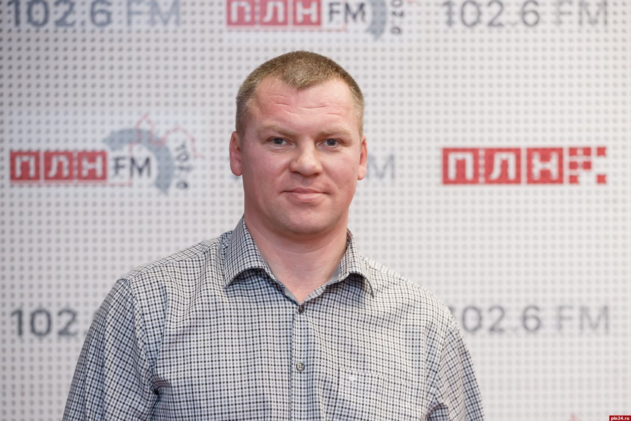 Владимир Цветков избран главой Дновского муниципального округа Ранее он занимал должность заместителя главы. Напомним, Тринадцатую очередную сессию Собрания депутатов Дновского муниципального созвали 4 июля в 11.00 в большом зале администрации. В повестку сессии был включен вопрос об избрании главы Дновского муниципального округа. Экс-глава Дновского муниципального округа Михаил Шауркин покинул свой пост 30 мая.