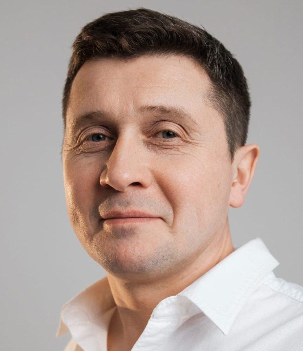 Погибший на СВО актёр Вадим Алфёров ушёл защищать Курскую область Вадим Алфёров подписал контракт с Минобороны в октябре 2024 года, на тот момент ему было 50 лет. Он выбрал себе позывной Артист и отправился выполнять боевые задачи в составе мотострелкового полка. В конце ноября 2024 года Алфёров вместе с товарищами участвовал в зачистке лесополосы в районе села Киреевка в Суджанском районе. Связь с группой была потеряна, никто из отправившихся на задание не вернулся. ВСУ вели практически непрерывный обстрел по позициям российских солдат, поэтому эвакуационная группа не могла пробиться в лес и забрать тела погибших. С 28 ноября 2024 года Алфёров и ещё несколько солдат числились пропавшими без вести. Вадим принял неожиданное для всех решение. У него были съёмки в сериалах, в театре работы на тот момент стало меньше. Он даже в армии не служил, никто не думал, что он подпишет контракт. Но вторжение в Курскую область произвело на него сильное впечатление, видимо, он не мог не обращать внимание на происходящее. Он всегда был неравнодушным, участливым, — объяснила ИА Регнум подруга артиста. Его дочь сдала образцы ДНК, чтобы останки отца можно было опознать и вернуть домой для захоронения. Лишь 7 мая 2025 года тело актёра было опознано. Вадим Алфёров был похоронен на Южном кладбище в Санкт-Петербурге, у него остались жена и двое детей. Регнум